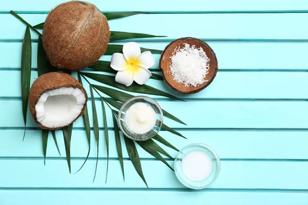 Hermosa composición con aceite de coco y nueces sobre fondo de madera — Foto de Stock