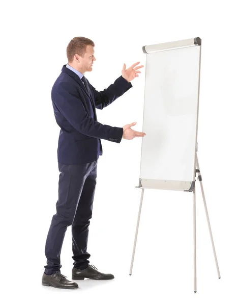 Obchodní trenér dávat prezentaci na flipchart tabuli před bílým pozadím — Stock fotografie