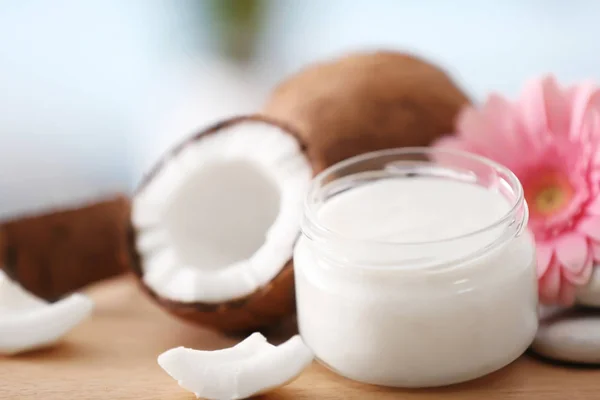 Composición con mantequilla de coco en frasco de vidrio sobre fondo borroso —  Fotos de Stock