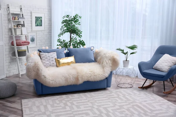 Stijlvolle woonkamer interieur met comfortabele bank en schommelstoel — Stockfoto