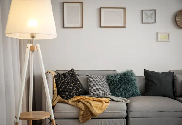 Modernt vardagsrum inredning med bekväm soffa och lampa — Stockfoto