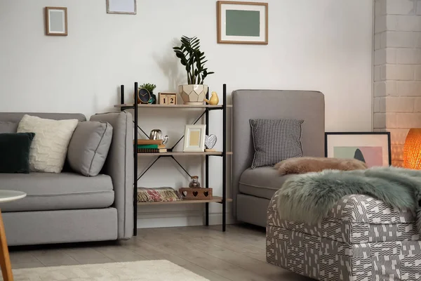 Moderne Wohnzimmereinrichtung mit bequemem Sofa — Stockfoto