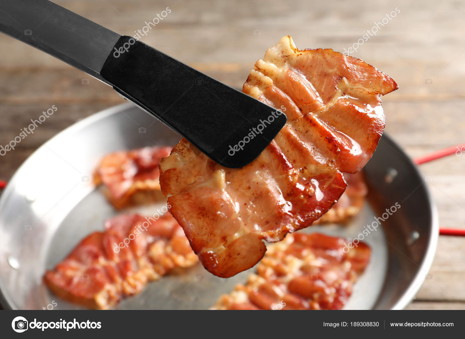 https://st3.depositphotos.com/16122460/18930/i/1600/depositphotos_189308830-stock-photo-tongs-with-fried-bacon-over.jpg