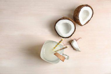 Mason kavanoza Hindistan cevizi suyu ve tablo, üstten görünüm taze fındık ile