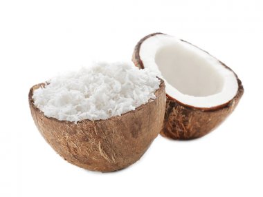 Beyaz arka plan üzerinde taze pul ile Hindistan cevizi