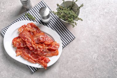 Gri zemin üzerine kızarmış domuz pastırması ile plaka