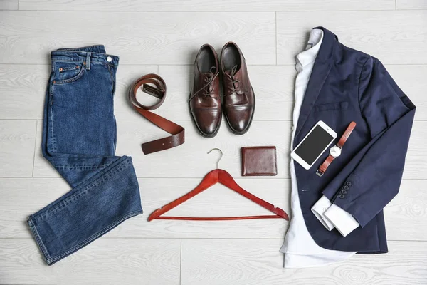 Мужская одежда, обувь и аксессуары на деревянном фоне — стоковое фото