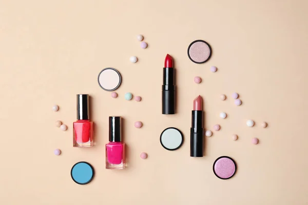 Dekorativní kosmetické produkty na barvu pozadí — Stock fotografie