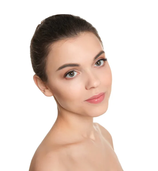 Jeune femme avec un beau maquillage sur fond blanc. Produits cosmétiques professionnels — Photo