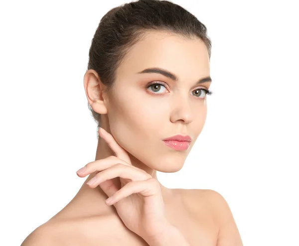 Mujer joven con hermoso maquillaje sobre fondo blanco. Productos cosméticos profesionales —  Fotos de Stock