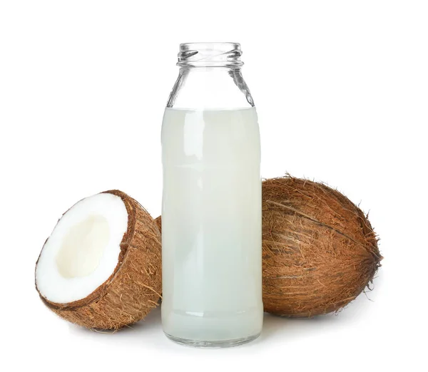 Botella de agua de coco y nueces frescas sobre fondo blanco — Foto de Stock