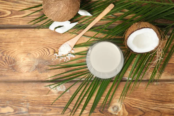 Vaso de agua de coco en mesa de madera, vista superior — Foto de Stock