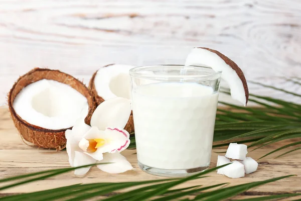 Sklo z kokosového mléka na dřevěné pozadí — Stock fotografie