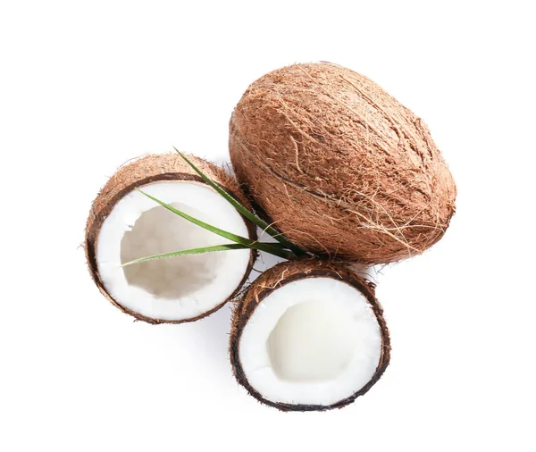 Kokosové ořechy s čerstvým mlékem na bílém pozadí — Stock fotografie