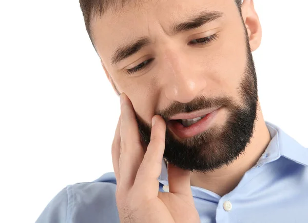 Jeune homme souffrant de mal de dents sur fond blanc — Photo