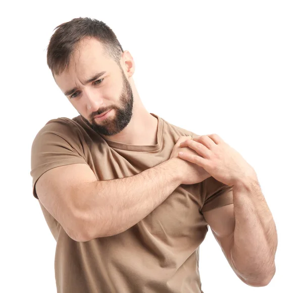 Genç adam beyaz arka plan üzerinde omuz ağrısı muzdarip — Stok fotoğraf