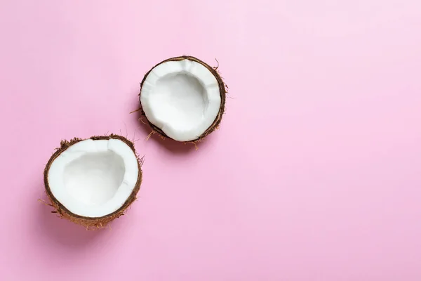 Kokosnusshälften auf farbigem Hintergrund — Stockfoto