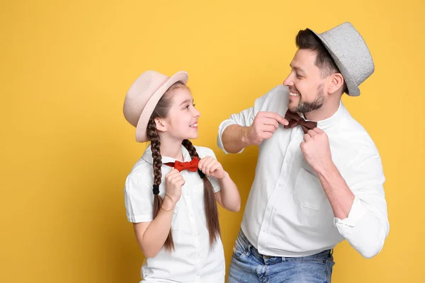 Papai e sua filha se divertindo no fundo de cor. Celebração do dia do pai — Fotografia de Stock