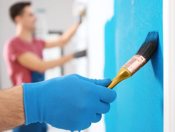 Parede de pintura decorador masculino com escova dentro de casa, close-up — Fotografia de Stock