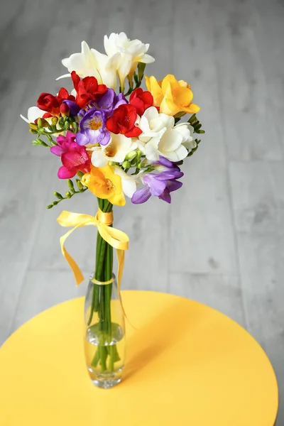 Vackra fresia bukett i vas på bordet — Stockfoto