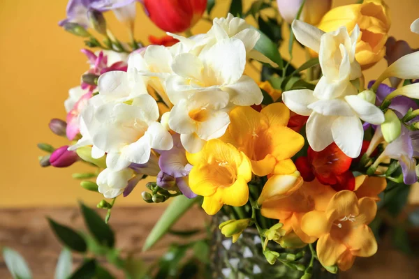Hermoso ramo de flores de freesia, primer plano —  Fotos de Stock