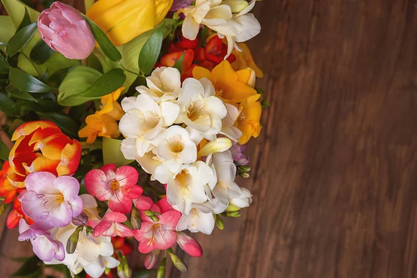 Красиві квіти фрезії на дерев'яному столі, вид зверху — стокове фото