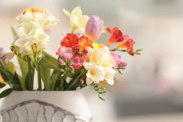 Красивий букет квітів фрезії, крупним планом — стокове фото