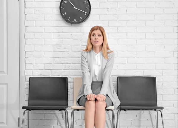 Mujer joven esperando entrevista de trabajo, en el interior —  Fotos de Stock