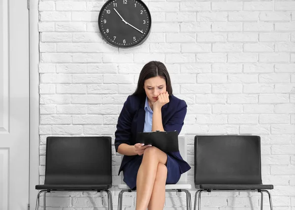 Mujer joven esperando entrevista de trabajo, en el interior —  Fotos de Stock