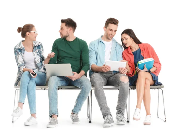 Gruppo di persone in attesa di un colloquio di lavoro su sfondo bianco — Foto Stock