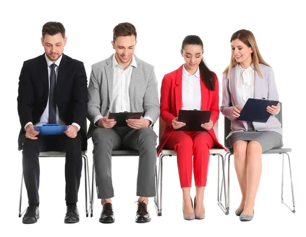 Grupo de personas que esperan una entrevista de trabajo sobre fondo blanco —  Fotos de Stock