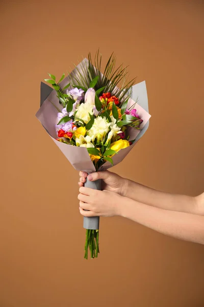 색상 배경에 프리 지아 꽃의 아름 다운 꽃다발을 가진 여자 — 스톡 사진