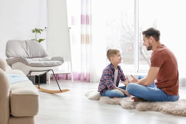 Liten pojke och hans pappa som spenderar tid tillsammans hemma — Stockfoto