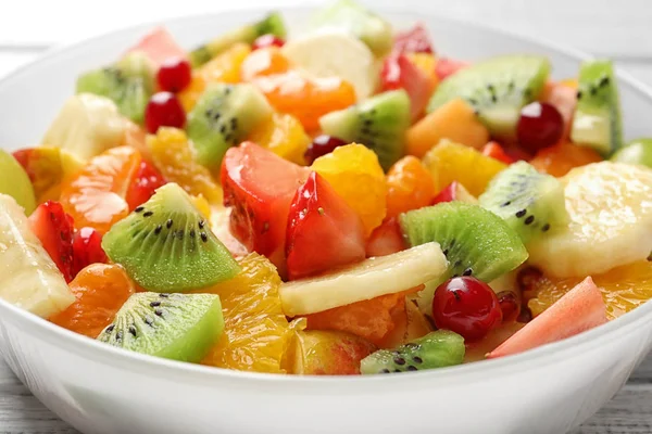 Tigela com frutas frescas cortadas, close-up — Fotografia de Stock