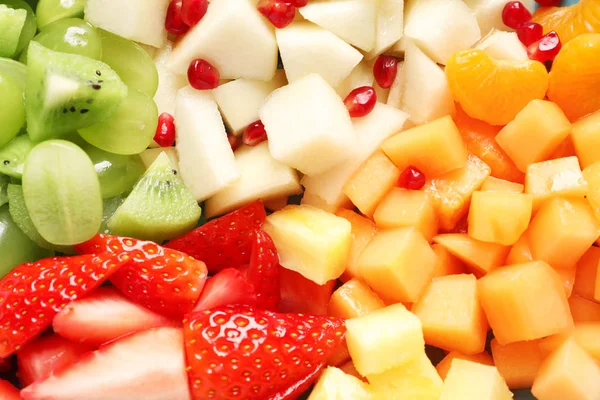 Diferentes frutas frescas cortadas, primer plano — Foto de Stock