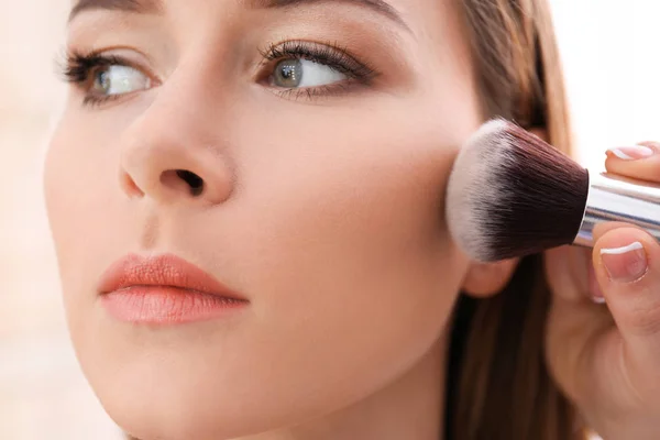 Profesjonalny Wizaż artysta stosowania makijażu na twarzy kobiety w salonie, zbliżenie — Zdjęcie stockowe