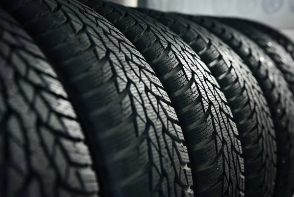 Neumáticos de automóviles en el centro de servicio de automóviles, primer plano —  Fotos de Stock