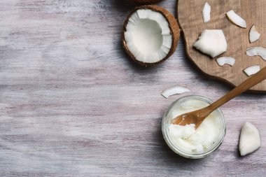 Hindistan cevizi yağı ve fındık adet ahşap zemin üzerine kavanoz