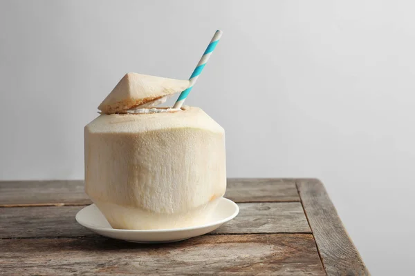 Frisches Kokosgetränk in Nuss auf dem Tisch — Stockfoto