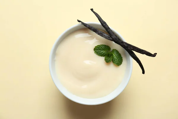 Vanilla pudding, sticks and fresh mint on color background — Stock Photo, Image
