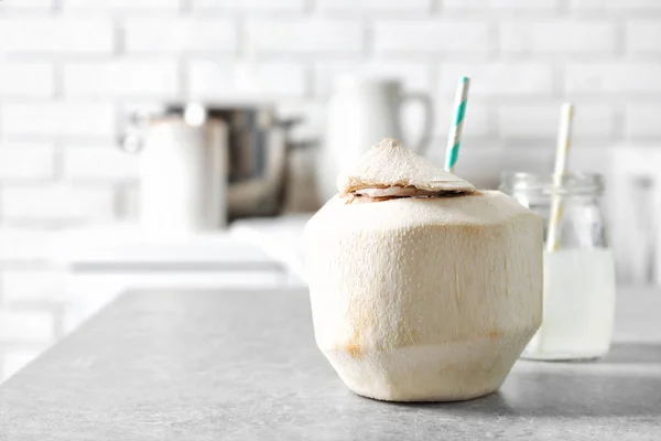 Verse kokosnoot drink in moer op keukentafel — Stockfoto