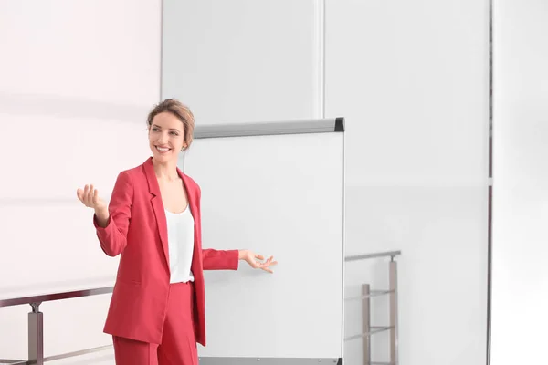 Entrenadora de negocios mujer dando presentación en pizarra blanca en interiores —  Fotos de Stock