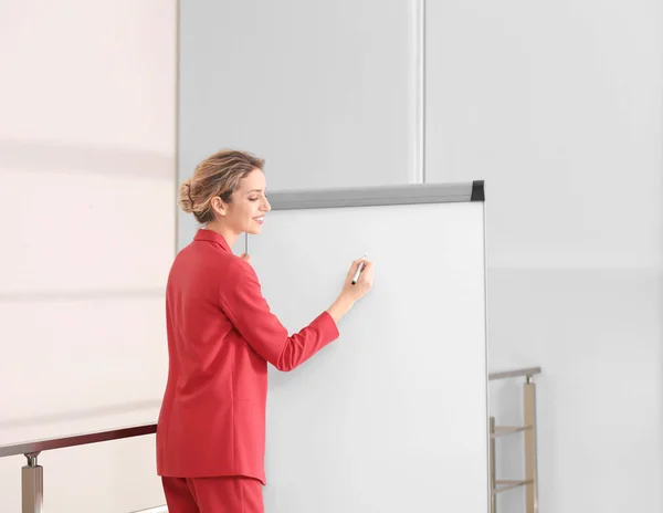 Sunu yapma beyaz tahta üzerinde kapalı kadın iş eğitmen — Stok fotoğraf