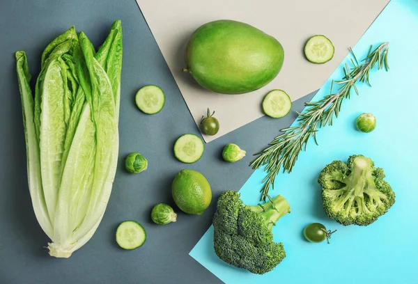 Diferentes verduras y frutas verdes en el fondo de color, vista superior — Foto de Stock