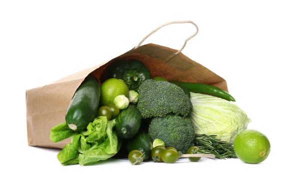 Envase de papel con verduras y frutas verdes sobre fondo blanco. Fotografía alimentaria — Foto de Stock