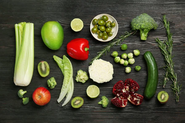 Composición plana con verduras y frutas sobre fondo de madera. Fotografía alimentaria — Foto de Stock