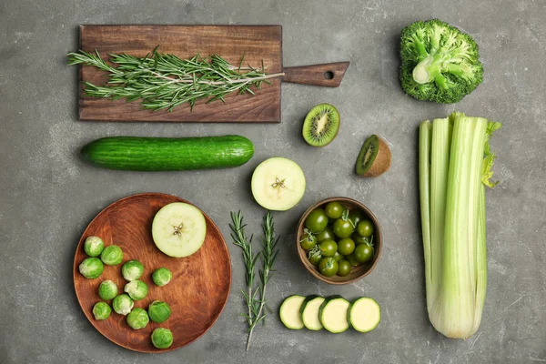 Composición plana con verduras y frutas verdes sobre fondo gris. Fotografía alimentaria — Foto de Stock