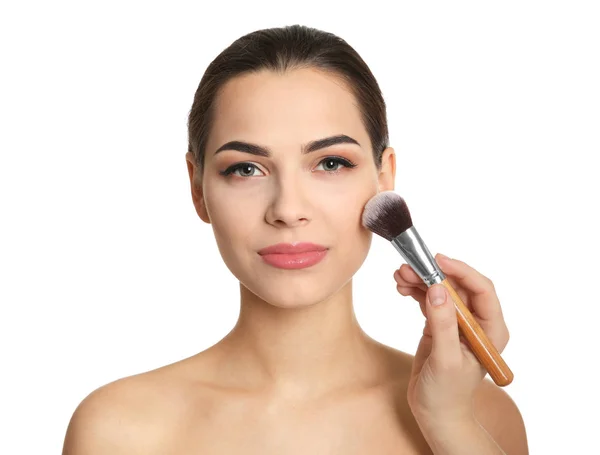 Visage artysta stosowania makijażu na twarzy kobieta na białym tle. Profesjonalne kosmetyki — Zdjęcie stockowe