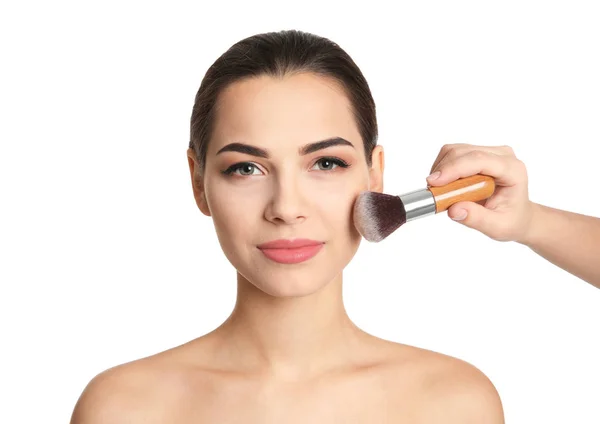 Visage artysta stosowania makijażu na twarzy kobieta na białym tle. Profesjonalne kosmetyki — Zdjęcie stockowe