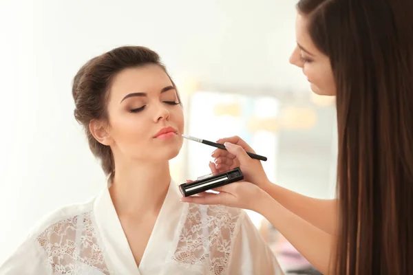 Maquiagem artista preparar noiva antes de seu casamento no quarto — Fotografia de Stock